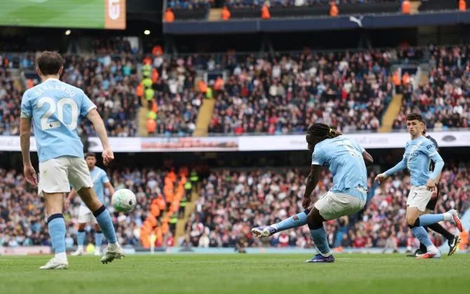 Jeremy Doku scores Manchester City's first goal.