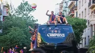 Declaraciones de amor, conos y balones de playa en una rúa del Barça multitudinaria