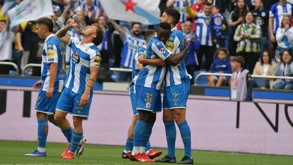 Eddahchouri y Bil se abrazan tras el gol del neerlandés ante el Mirandés.