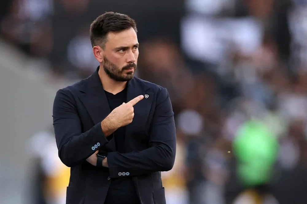 Raúl Varela desvela en ‘La Tribu’ el nombre del técnico italiano como posible relevo en Vallecas