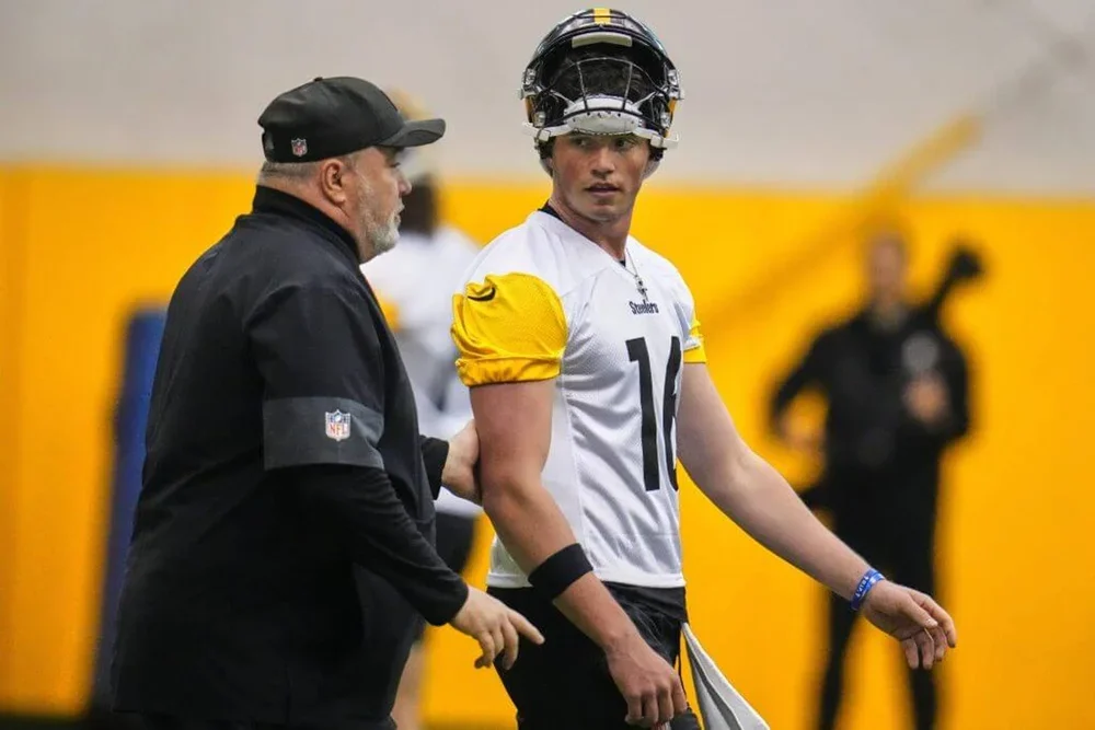 Pittsburgh Steelers head coach Mike McCarthy, left, gives instructions to quarterback Drew Allar during the football team's Rookie Minicamp workout in Pittsburgh.